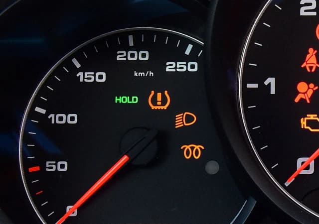 Jak zresetować czujnik ciśnienia w oponach Opel Astra J - proste kroki Jak zresetować czujnik ciśnienia w oponach Opel Astra J - proste kroki