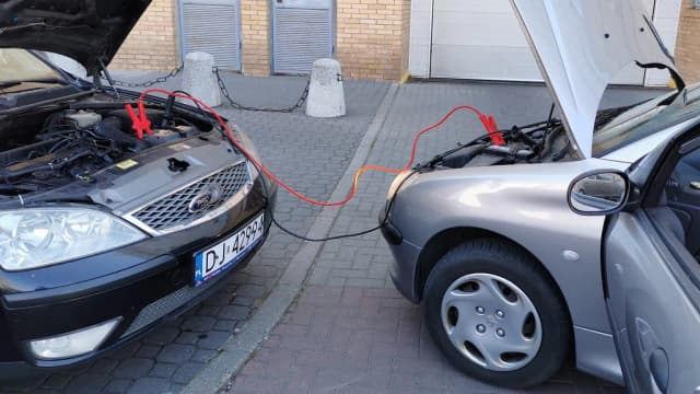 Jak odpalić samochód na kable bez kluczyka i uniknąć problemów Jak odpalić samochód na kable bez kluczyka i uniknąć problemów