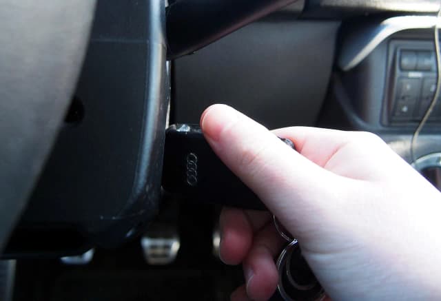 Jak przekręcić kluczyk w stacyjce, gdy napotykasz trudności? Jak przekręcić kluczyk w stacyjce, gdy napotykasz trudności?