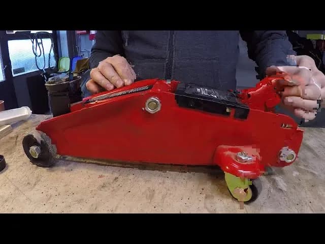 Jak prawidłowo dolać olej do lewarka – uniknij błędów i zadbaj o sprawność urządzenia Jak prawidłowo dolać olej do lewarka – uniknij błędów i zadbaj o sprawność urządzenia