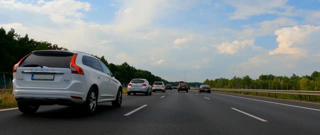 Jaką odległość między samochodami na autostradzie zachować, by uniknąć mandatu? Jaką odległość między samochodami na autostradzie zachować, by uniknąć mandatu?