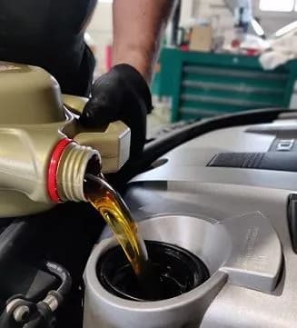 Ile naprawdę kosztuje wymiana oleju z filtrami? Sprawdź, jak nie przepłacić! Ile naprawdę kosztuje wymiana oleju z filtrami? Sprawdź, jak nie przepłacić!