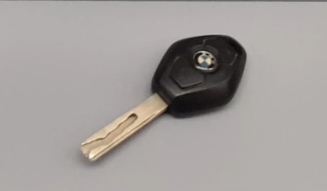 Jak wymienić baterię w kluczyku BMW E60 - proste kroki i porady Jak wymienić baterię w kluczyku BMW E60 - proste kroki i porady