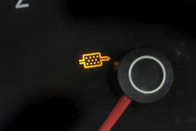 Jak wygląda kontrolka wypalania DPF i co oznacza jej zapalenie? Jak wygląda kontrolka wypalania DPF i co oznacza jej zapalenie?