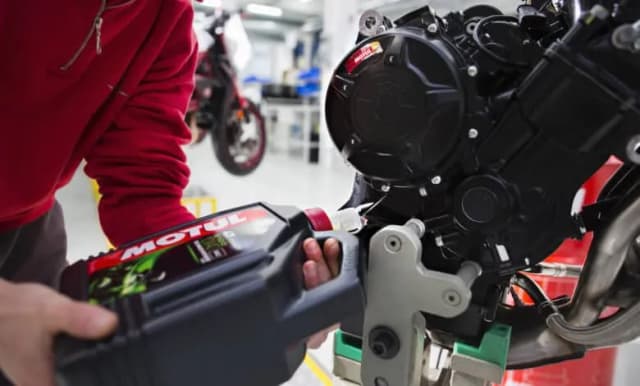 Co ile wymieniać olej w motocyklu 125 – uniknij kosztownych błędów i zadbaj o silnik Co ile wymieniać olej w motocyklu 125 – uniknij kosztownych błędów i zadbaj o silnik